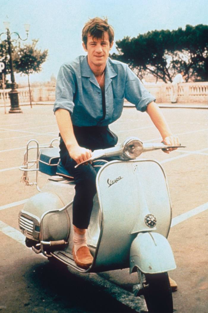 Il defunto attore francese Jean-Paul Belmondo su Vespa, c1960