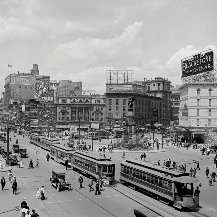 Trams in downtown Detroit in 1917: five years later the city was the first in the US to establish its own municipally-owned transit system