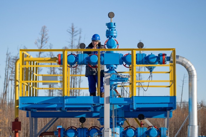 Un travailleur surveille un puits de gaz dans le district de Lensk de la République de Sakha, Russie 