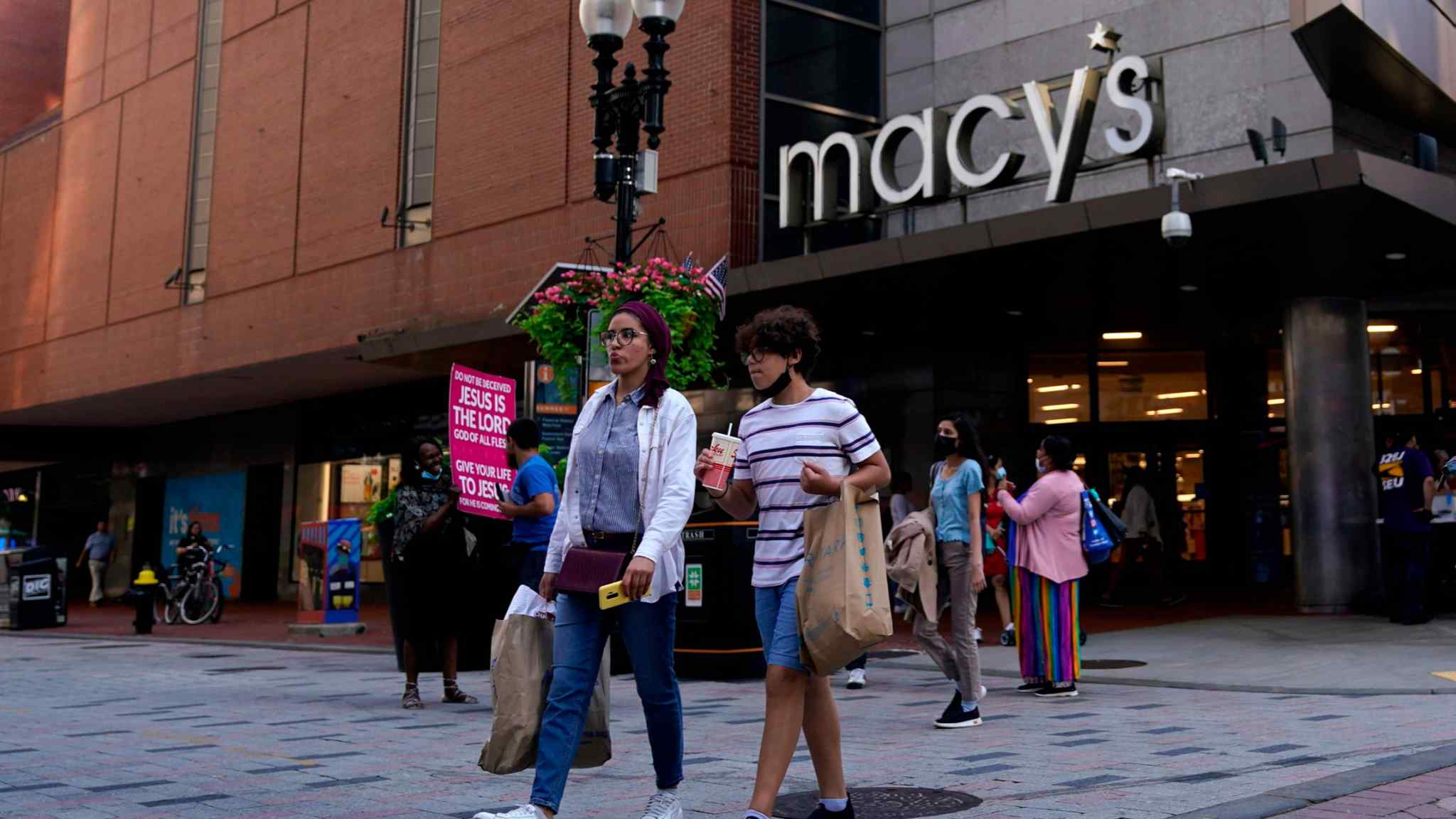 Macy’s and Dollar General warn on US consumer spending
