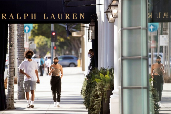 I pedoni passano accanto al negozio Ralph Lauren a Beverly Hills, in California