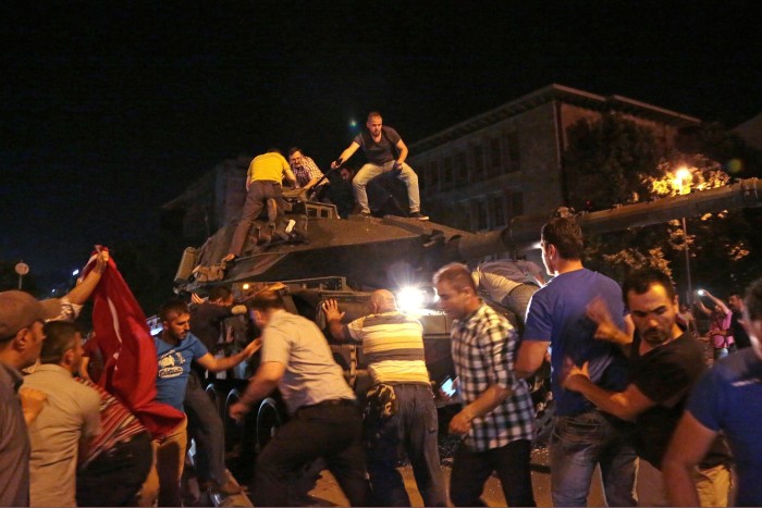 People try to stop tanks in Ankara, July 2016