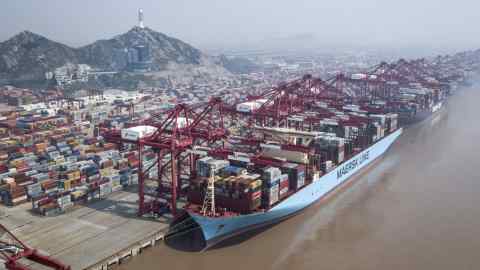 Sebuah kapal kontena Maersk berlabuh di Shanghai