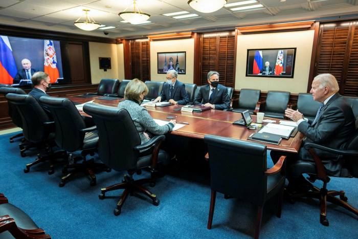 Le président Joe Biden, à droite, avec le secrétaire d'État américain Antony Blinken, deuxième à droite, et des conseillers parlant par vidéo avec le président russe Vladimir Poutine depuis la Maison Blanche