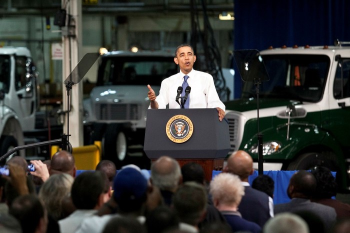 باراك أوباما يتحدث في مصنع Daimler Trucks Mt Holly.