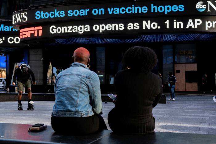 Un panneau d'affichage à Times Square fournit des mises à jour boursières après une annonce de vaccin le 9 novembre 2020