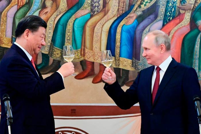 Vladimir Putin dari Rusia bersulang kepada Xi Jingping