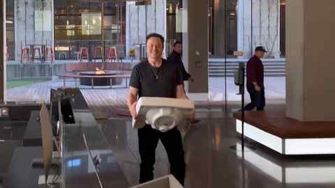 This video grab taken from a video posted on the Twitter account of billionaire Tesla chief Elon Musk on October 26, 2022 shows himself carrying a sink as he enters the Twitter headquarters in San Francisco