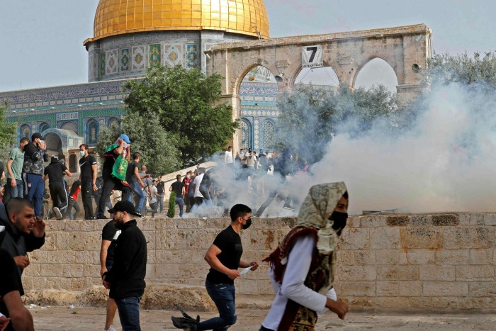 Palestinian protesters flee tear gas fired by Israeli security forces at Jerusalem's al-Aqsa mosque