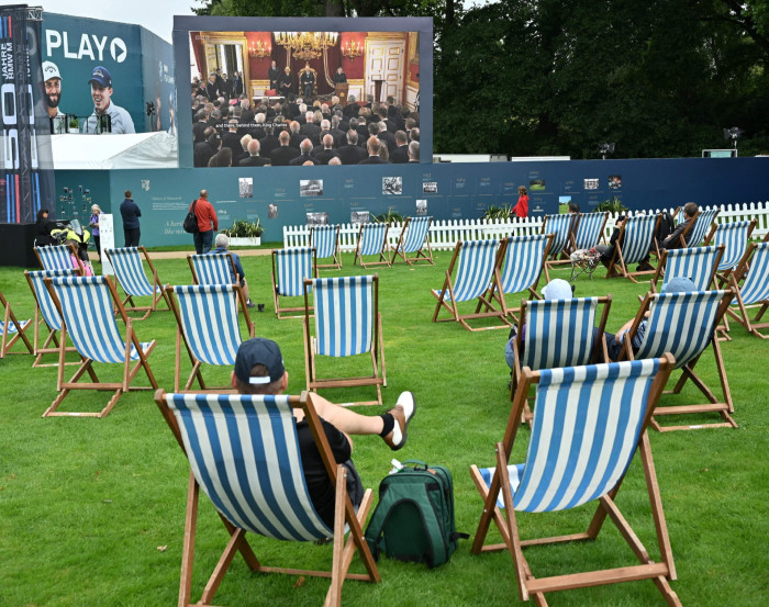 Rey Carlos III  se ve en una pantalla gigante hablando durante una reunión del Consejo de Adhesión para proclamarlo rey en el segundo día del Campeonato BMW PGA en Wentworth Golf Club, al suroeste de Londres