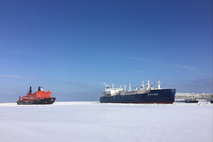 De Christophe de Margerie-tanker, rechts, in de haven van Sabetta, Rusland