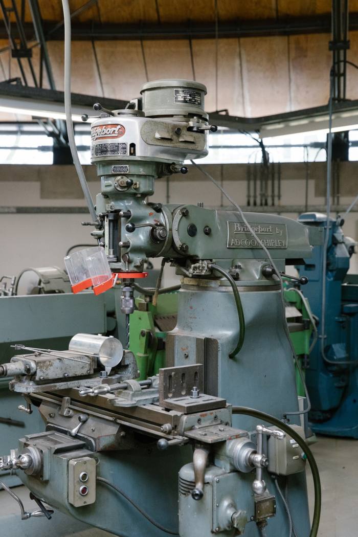 آلة طحن Bridgeport في مصنع David Mellor لأدوات المائدة