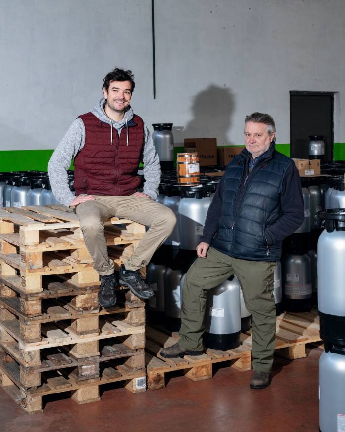   Conor Gallagher-Deeks y su padre Barry de Hilltop Brewery en su almacén