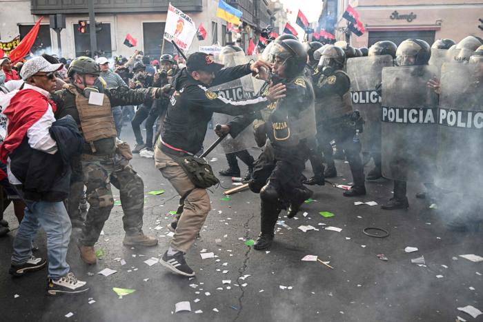 Simpatizantes del presidente peruano Pedro Castillo chocan con antidisturbios durante una manifestación en Lima