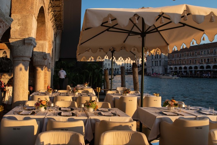 Restoran di teres di The Venice Venice
