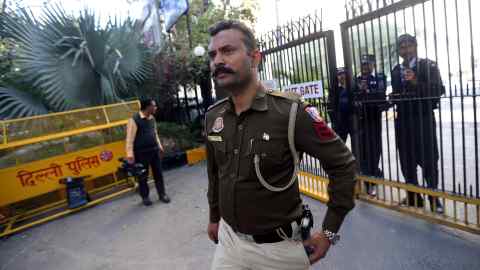 Een politieagent staat buiten het BBC-kantoor in New Delhi.  Reporters Zonder Grenzen zei dat de invallen 'alle kenmerken van een vergelding' droegen