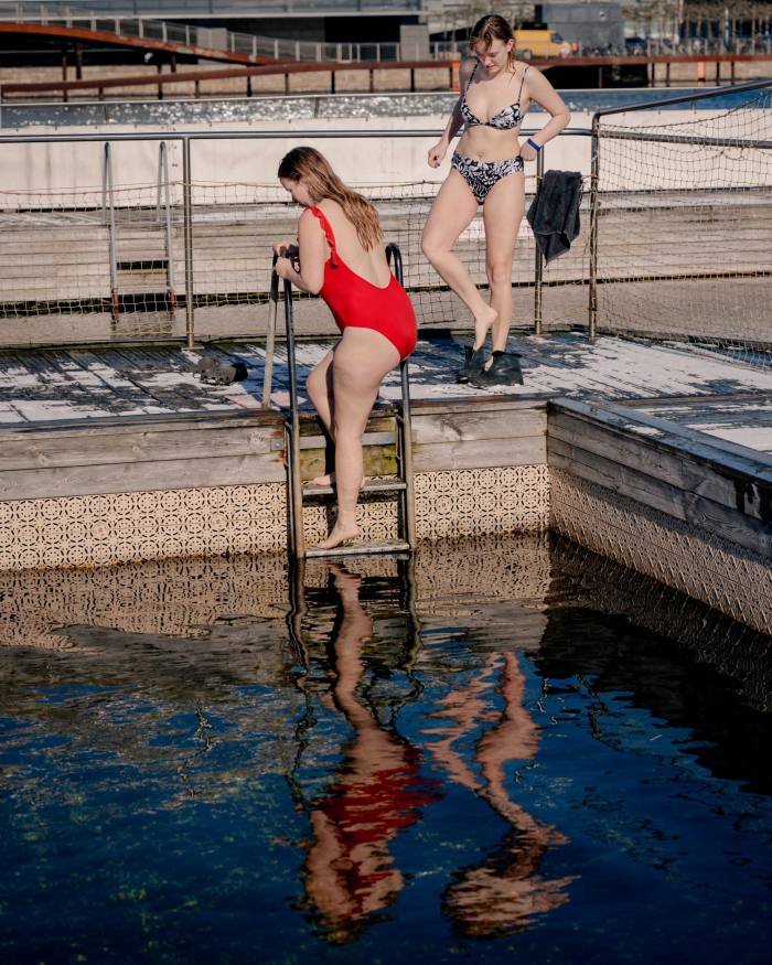 Dua pemandian wanita masuk ke dalam kolam di tempat mandian Islands Brygge