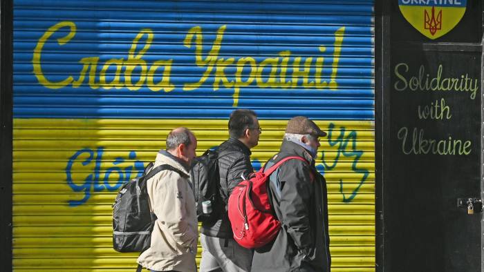  Um mural em Dublin com os dizeres 'Glória à Ucrânia'. Protestos de grupos de extrema-direita e ataques a refugiados e requerentes de asilo começaram a prejudicar a reputação progressista da Irlanda Artur Widak/NurPhoto/Getty Images