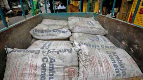 Ambuja Cement zakken op een ladingdrager in Ahmedabad, India