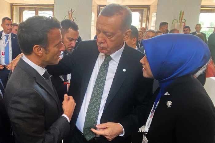 French President Emmanuel Macron (left) and Turkish President Recep Tayyip Erdoğan (centre) October 6, 2022 in Prague, Czech Republic