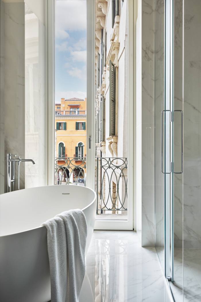 A bath with a view of the city at Vista Palazzo