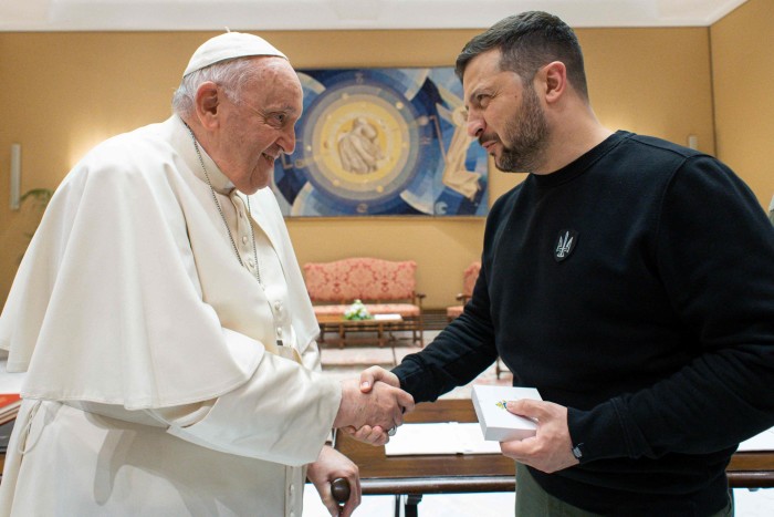 यूक्रेन के राष्ट्रपति वलोडिमिर ज़ेलेंस्की ने रोम में पोप फ्रांसिस से हाथ मिलाया 
