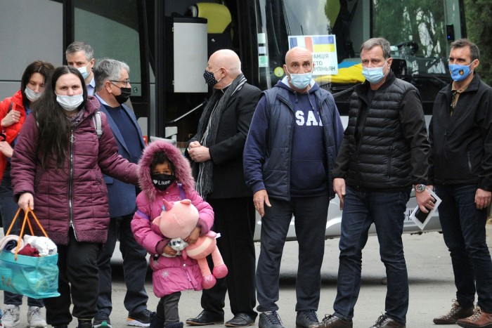 Le maire de Perpignan et vice-président du Rassemblement national, Louis Elliot, est photographié avec des réfugiés d'Ukraine à leur arrivée dans la ville du sud le mois dernier