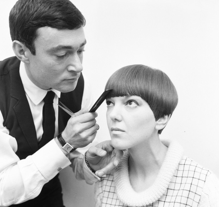 Mary Quant laat in 1964 de laatste hand leggen aan haar nieuwe kapsel door Vidal Sassoon