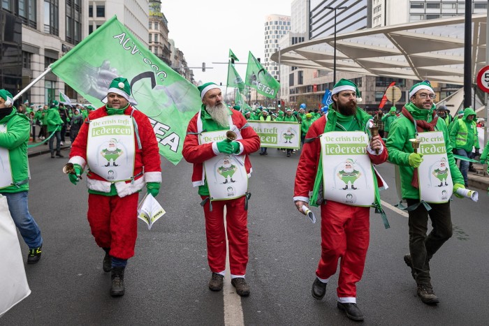 Manifestantes vestidos como Papá Noel mitin en Bruselas contra la crisis del costo de vida alimentada por los altos costos de la energía y el aumento de las tasas de interés.