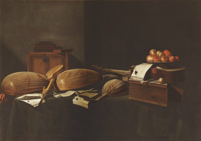 Dwie lutnie, cytra i mandola siedzą na stole z drewnianą skrzynią w tle i miską jabłek po prawej stronie stołu 