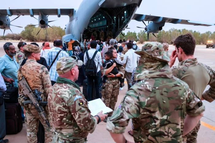 Evacuación de ciudadanos británicos a un avión de la RAF que los espera en la base aérea de Wadi Sidna en Jartum, Sudán.