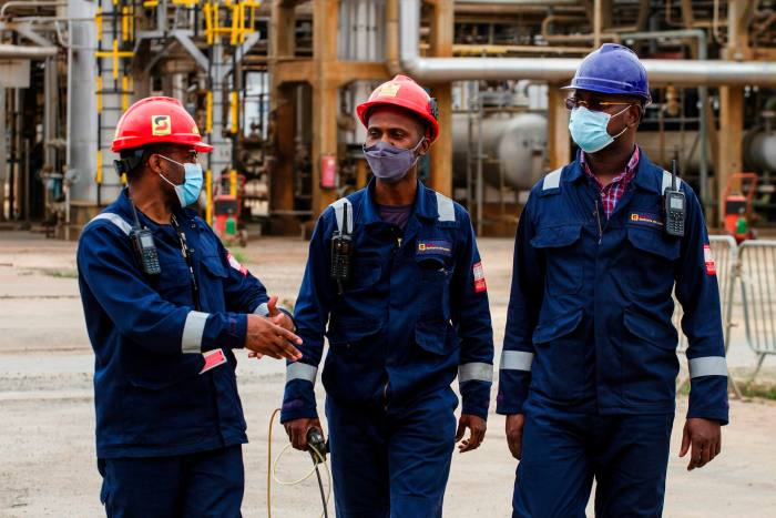 Workers at Sonangol’s Luanda refinery. The oil company has begun litigation to claw back alleged loot from Isabel dos Santos