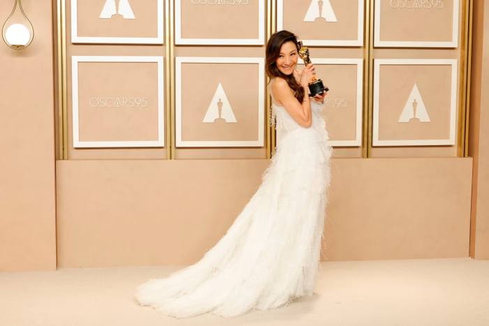 Michelle Yeoh de alta costura blanca de Dior