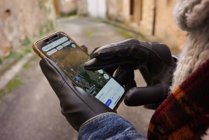 Vyras žiūri į „Google Maps“ išmaniajame telefone