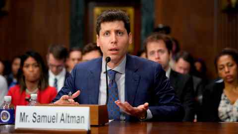 El CEO de OpenAI, Sam Altman, habla durante una audiencia en el Senado de EE. UU.