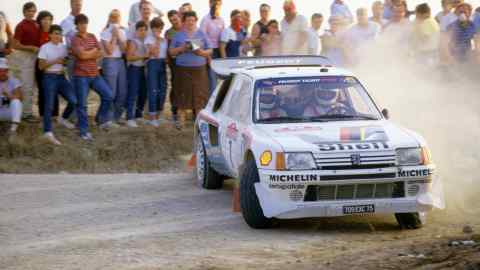Peugeot 205 T16 E2 bersaing dalam Kejohanan Rali Dunia 1985 di Itali