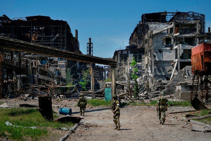 Российские солдаты патрулируют сталелитейный завод «Азовсталь» в Мариуполе на юге Украины.
