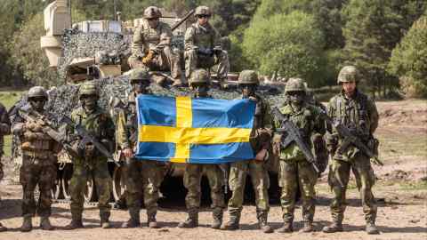 Zweedse soldaten poseren voor een foto terwijl troepen uit Polen, de VS, Frankrijk en Zweden deelnemen aan een militaire oefening in Polen