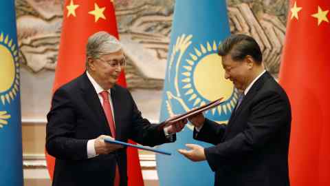 El presidente chino, Xi Jinping, intercambia documentos con el presidente kazajo, Kassym-Jomart Tokayev