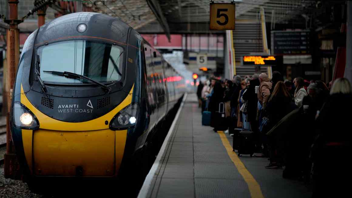 Rail chaos prompts fresh calls to nationalise England’s West Coast line