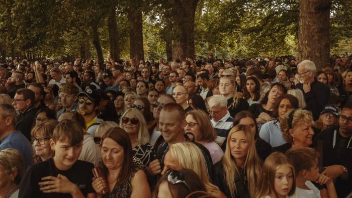 La folla si riunisce a Londra per piangere la regina Elisabetta II