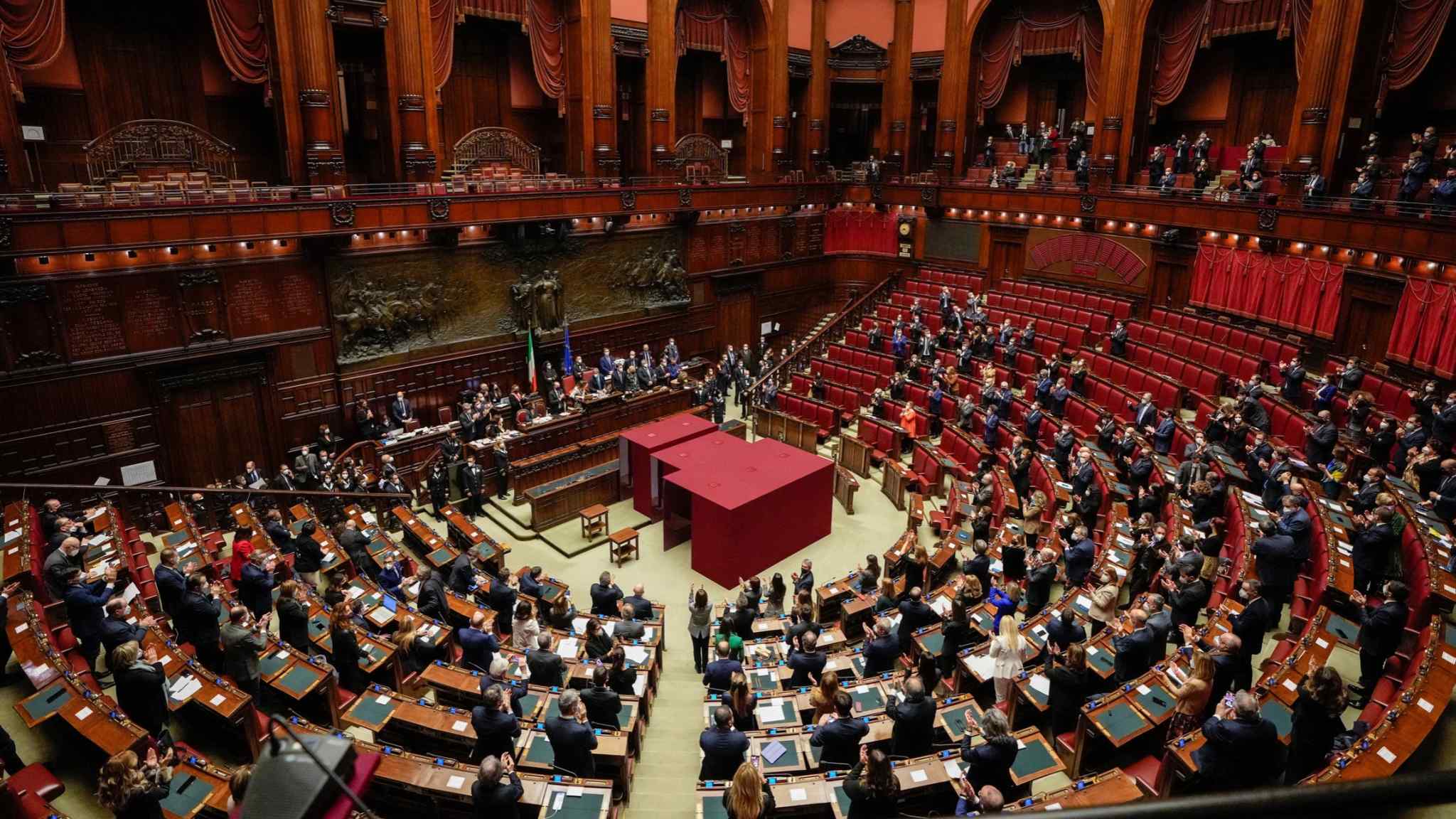 Italian lawmakers propose retail and investment banking split