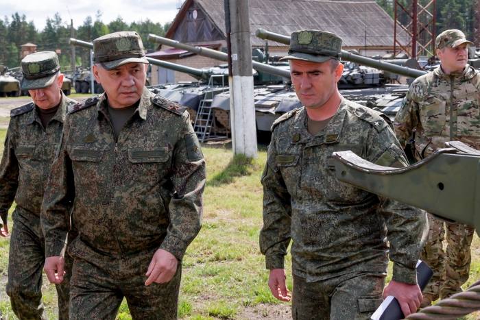 Il ministro della Difesa russo Sergei Shoigu, secondo a sinistra, ispeziona attrezzature e produzione di armi