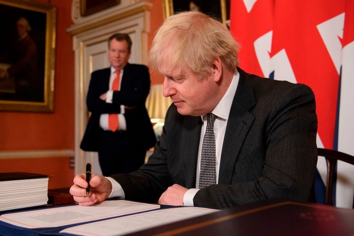 Boris Johnson firma el Acuerdo de Cooperación y Comercio UE-Reino Unido en el número 10 de Downing Street 