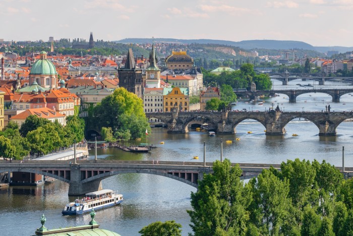 Pemandangan bandar bandar lama Prague dengan jambatan Charles dan sungai Vltava
