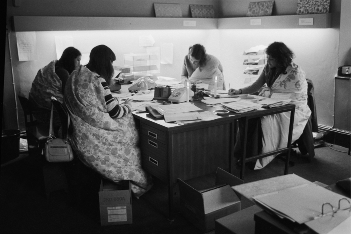 تعمل النساء في مكتب في شارع بوند ، لندن ، أثناء انقطاع التيار الكهربائي 1973-1974.  يقول محافظو البنوك المركزية الآن إنهم يريدون تجنب أخطاء السبعينيات