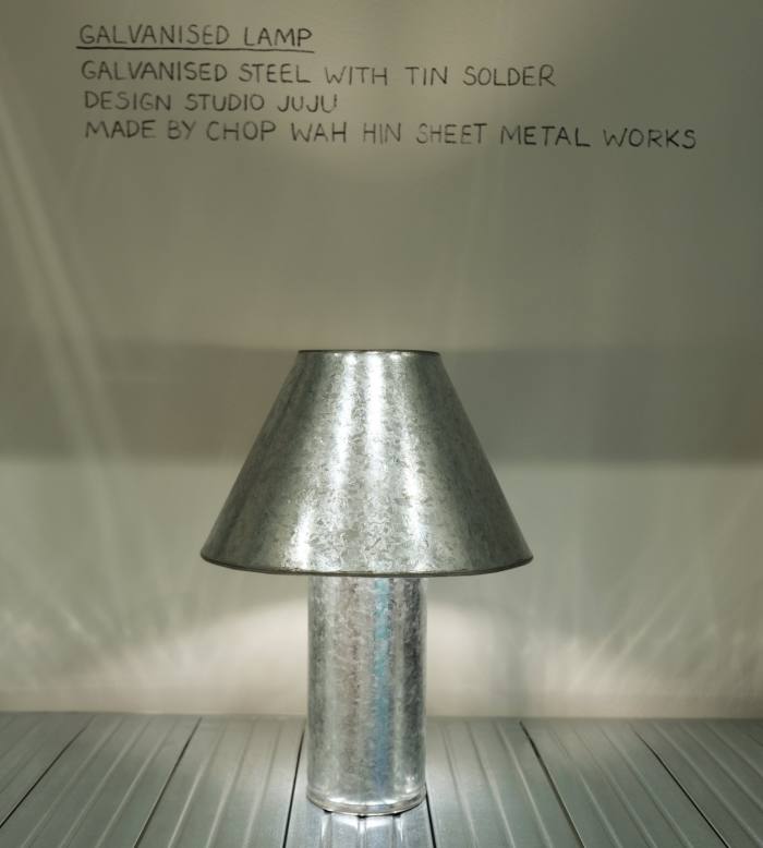 مصباح طاولة معدني مجلفن من Studio Juju