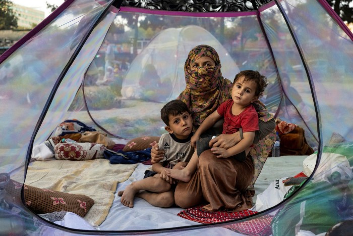 Una donna che ha perso il marito a causa dei combattimenti dei talebani a Baghlan era seduta con i suoi bambini di 5 e 2 anni. 