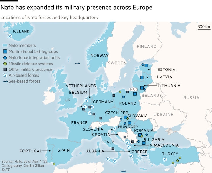Carte de l'Europe montrant les pays membres de l'OTAN avec les emplacements des différentes présences militaires (troupes multinationales, forces aériennes et maritimes et autres militaires)