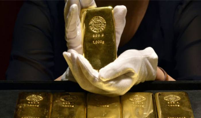 Investors turn to gold amid market turmoil 